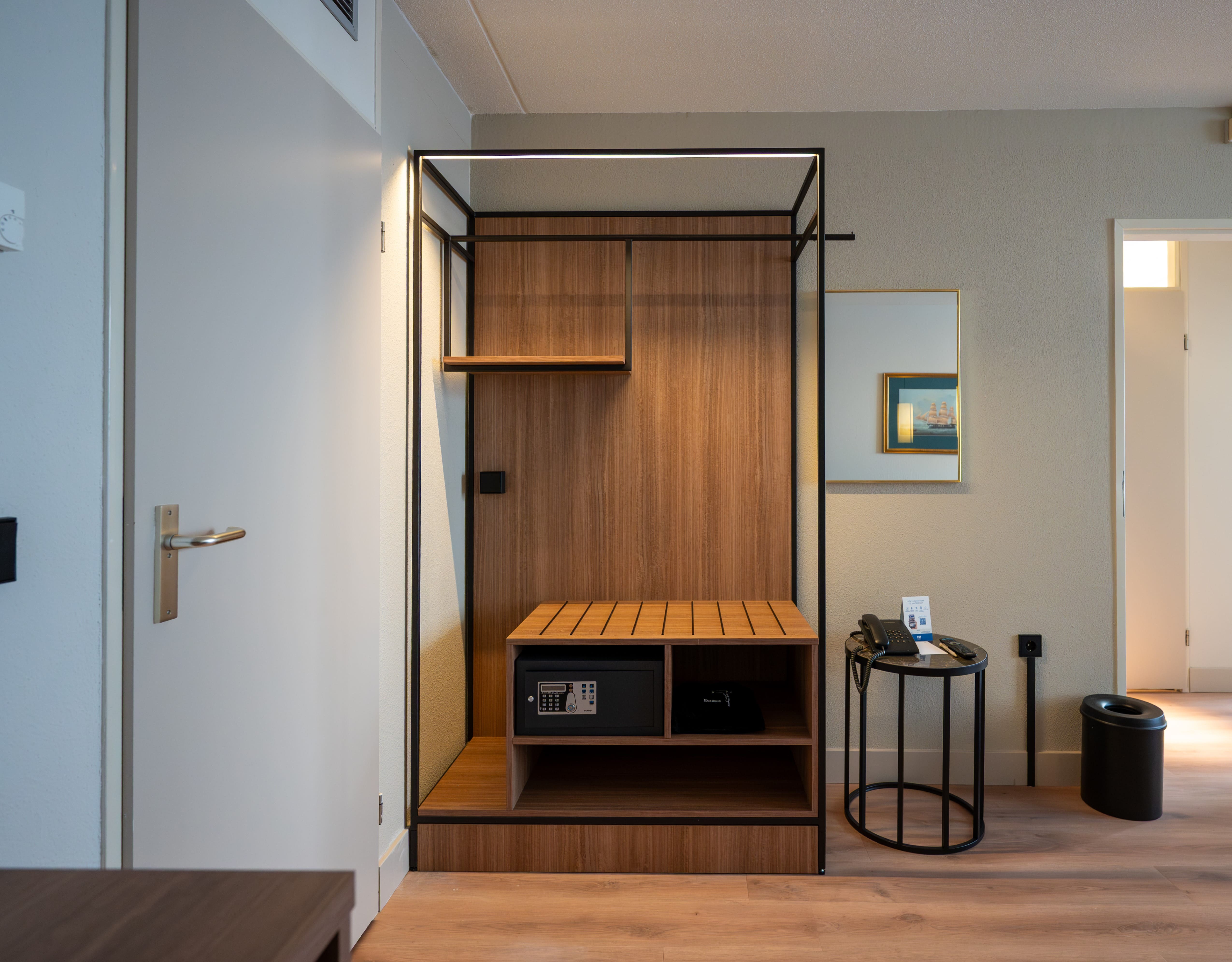 Hotelkamer NH Zandvoort gerenoveerd met stalen kast Perfotube