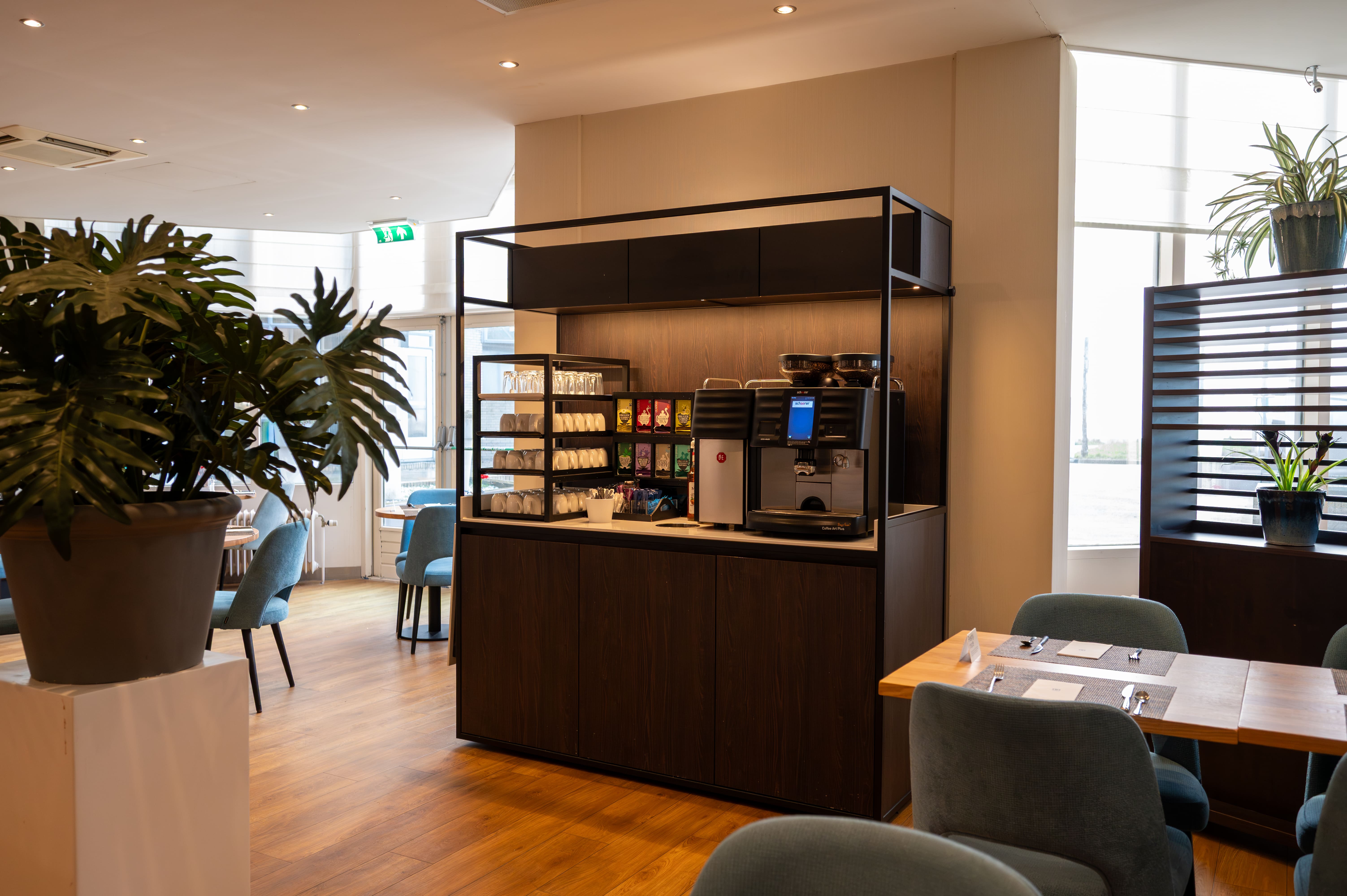 Stalen koffiekar in restaurant van NH Zandvoort